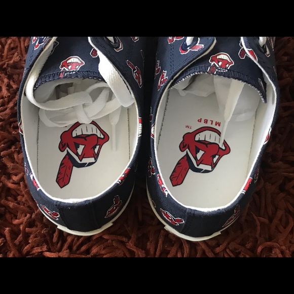 Unisex Cleveland Indians Row One Shoes - Picture 6 of 8